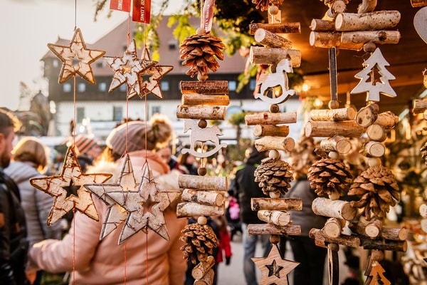 Weihnachtsmarkt am See mit dekorierten H&uuml;tten in Konstanz