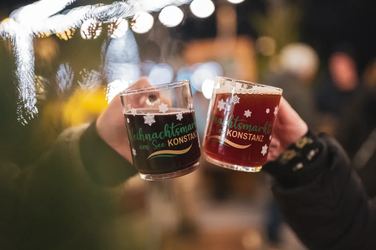 Gl&uuml;hwein und Hei&szlig;getr&auml;nke vom Weihnachtsmarkt am See